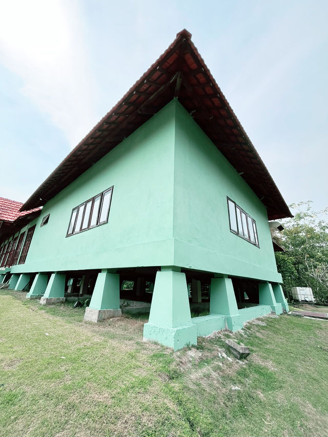 Rumah Melayu and Scenic Lake Views at Paya Indah Park: Relaxing Nature Escape 