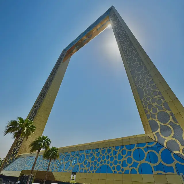 杜拜框架:連接過去與未來的金色窗口