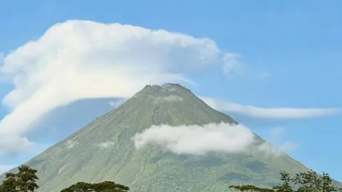 Tempat wisata terkenal di Kosta Rika: Gunung Berapi Arenal — traveler post in Jaco
