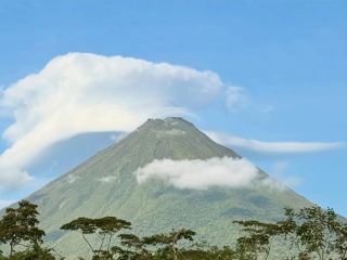 コスタリカの有名な観光スポット、アレナル火山。