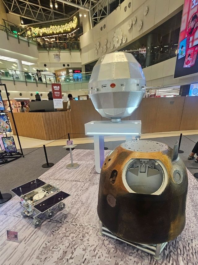 展板前探索創意世界，青少年創科實踐挑戰賽作品展