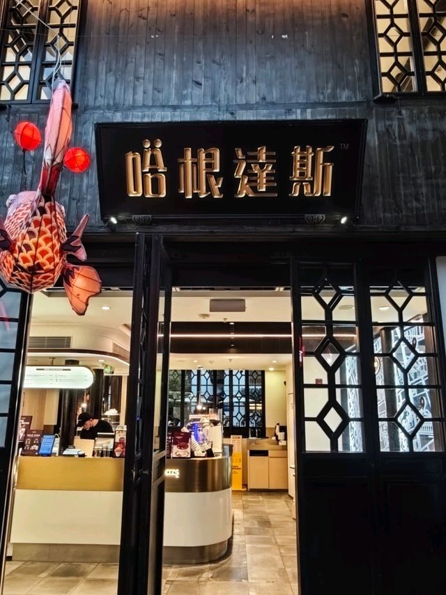 上海晴天街頭人文風景