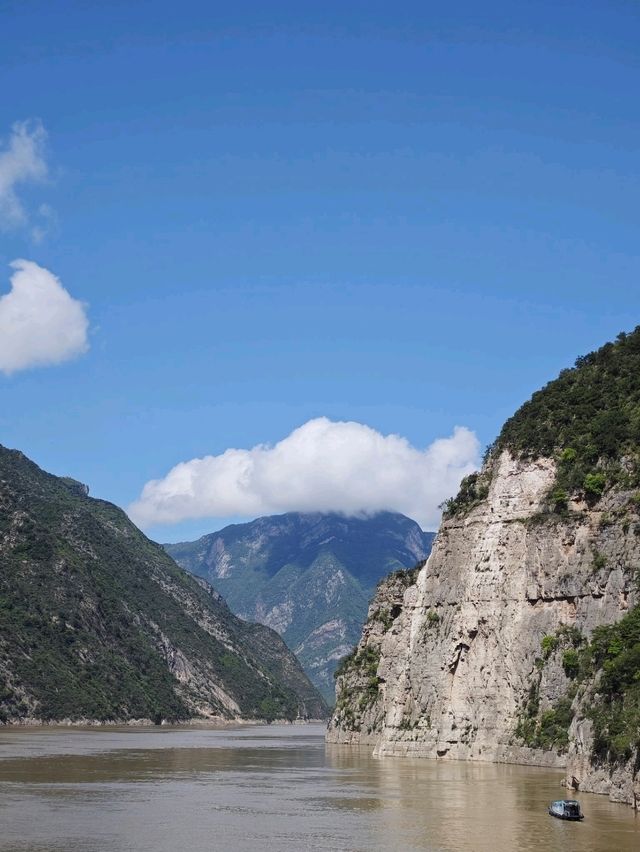 人生要有一次仰望山河的震撼，而長江三峽，就是答案。