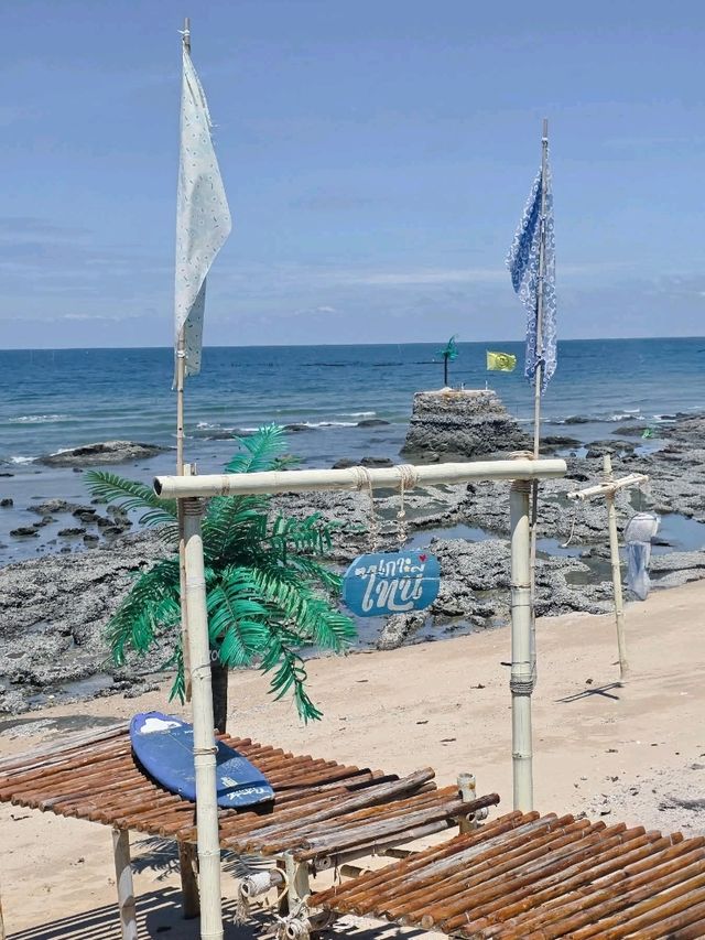 Tiny Island Cafe บางแสน ชลบุรี