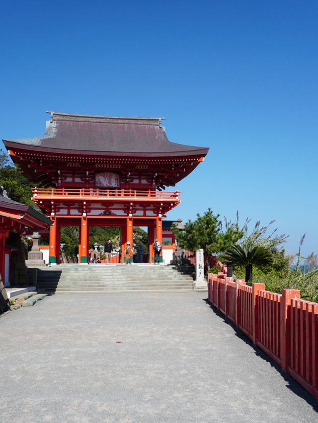 絶壁に位置する神社 本殿は洞窟の中に・・