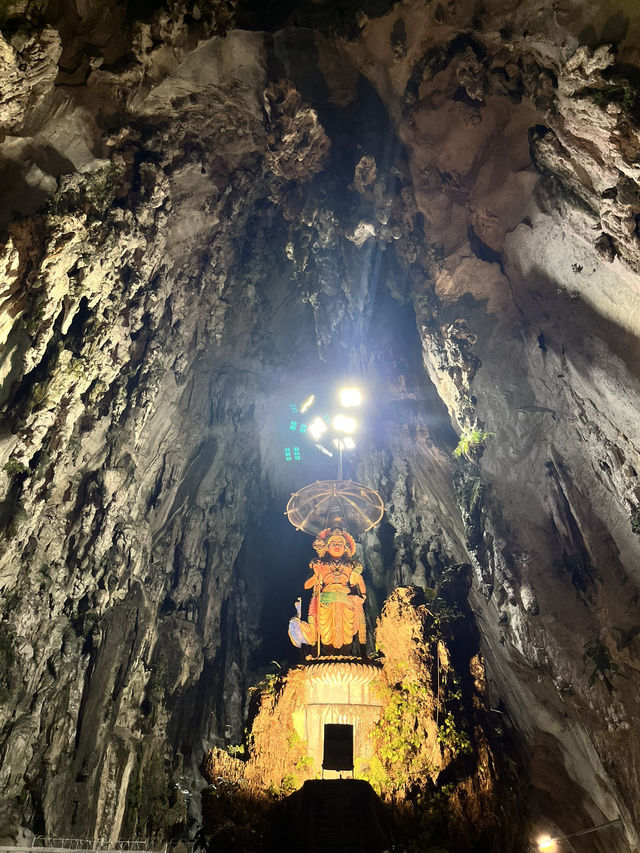 夜に訪れる静寂の聖地｜Batu Caves（バトゥ洞窟）