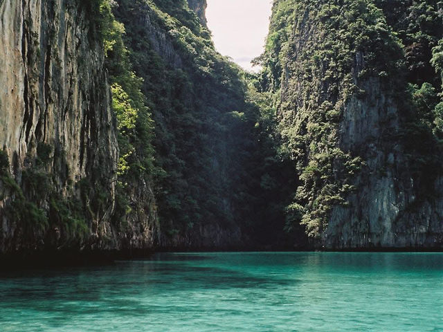 เกาะพีพี สวยงามตามท้องเรื่อง 🌊 เกาะพีพี สวยงามตามท้องเรื่อง 🌊
