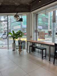 화이트우드 무드의 신상 감성카페 — 코클렌(Coclen)