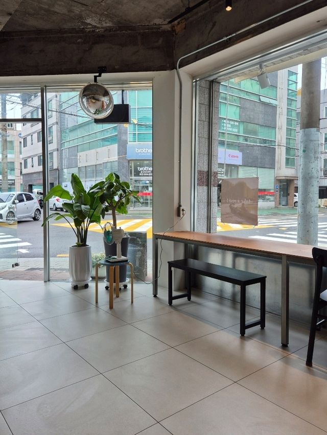 화이트우드 무드의 신상 감성카페 — 코클렌(Coclen) 화이트우드 무드의 신상 감성카페 — 코클렌(Coclen)