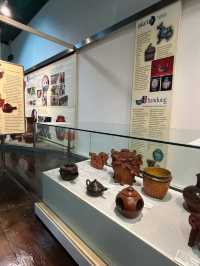 Seni rupa yang hidup dalam keramik dan guci unik