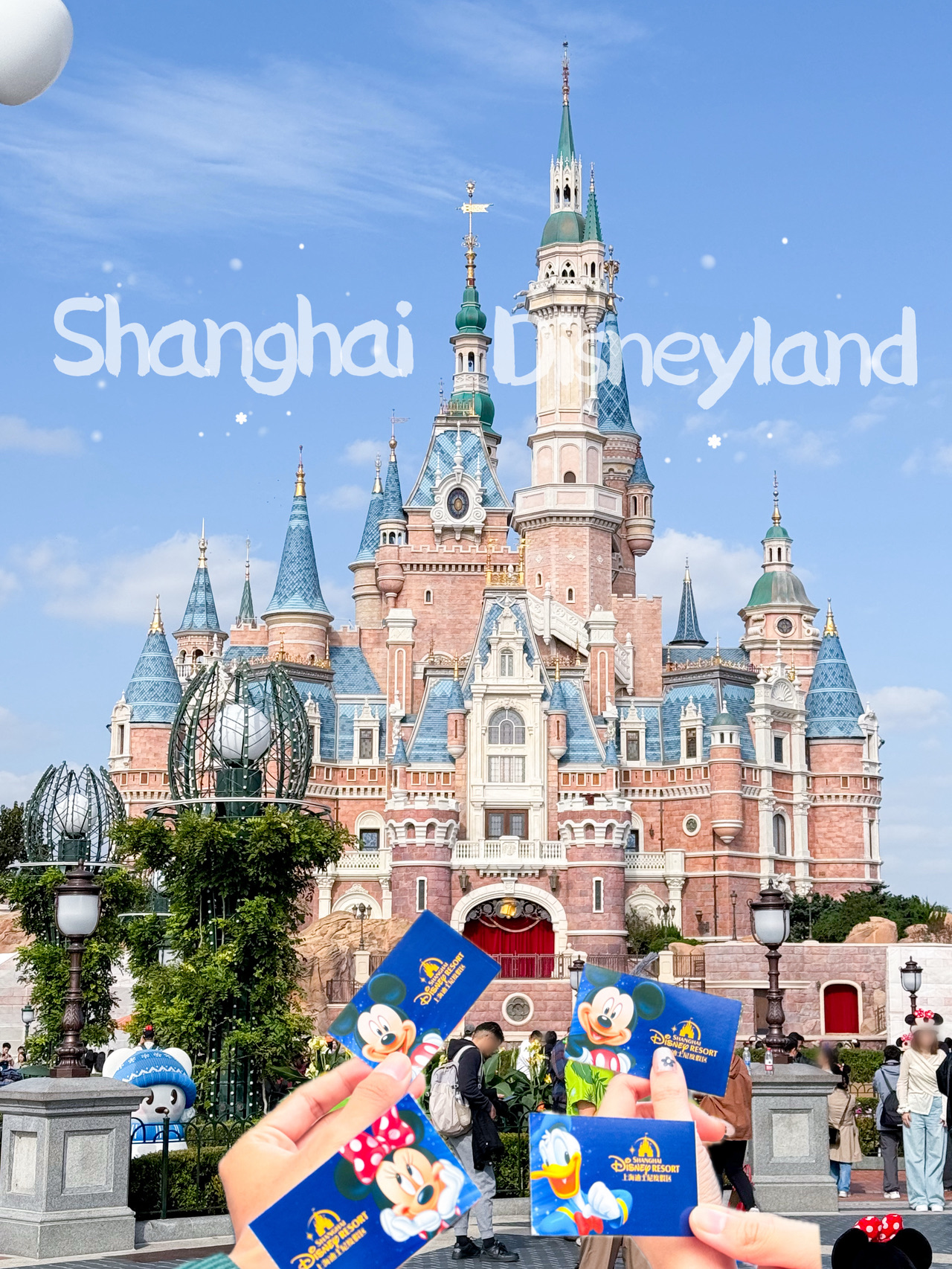 #Atraksi yang Wajib Dikunjungi
Tiba di taman di pagi hari, jangan lewatkan kesempatan untuk mencari hiasan kepala dan aksesori agar menyatu dengan lingkungan sekitar. Disneyland memiliki banyak zona besar; Anda dapat dengan mudah menghabiskan sepanjang hari menjelajahinya.
✨ Zona di Shanghai Disneyland
· Toy Story Land: Menampilkan berbagai permainan dan hadiah.
· Tomorrowland: Dengan wahana TRON yang mendebarkan.
· Zootopia: Menampilkan wahana Hot Pursuit yang populer.
· Adventure Idle: Pengalaman arung jeram yang basah dan penuh petualangan.
· Treasure Cove: Taman bertema bajak laut yang spektakuler, seperti di film! Sangat direkomendasikan.
· Fantasyland: Dunia dongeng dengan warna-warna cerah.
Dan yang terpenting, Anda tidak boleh melewatkan berfoto dengan kastil ikonik, landmark yang wajib dikunjungi bagi siapa pun yang berkunjung.
📚Rekomendasi: Bagi yang mencari makanan dan minuman, saya merekomendasikan Disneytown. Anda dapat dengan mudah masuk kembali setelah meninggalkan taman.
🕰️Waktu kunjungan: 08.00 - 21.30
📝Hal yang perlu diketahui: Sebaiknya berkunjung pada hari kerja, hindari hari libur dan festival besar.
💕Sorotan: Saksikan parade karakter. Periksa jadwal dan saksikan kembang api di malam hari.
📍 Shanghai Disneyland
🚇: Naik Jalur 11 dan turun di Stasiun Disney Resort (迪士尼), Pintu Keluar 1.
#Shanghai #shanghaidisneyland #shanghaidisney #shanghai