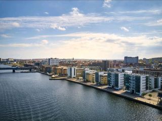  รีวิวเที่ยว Aalborg (อัลบอร์ก) 🇩🇰🌊
เมืองสำคัญทางตอนเหนือของเดนมาร์ก ตั้งอยู่ริม Limfjord โดดเด่นด้วยสถาปัตยกรรมที่หลากหลาย ย่านเมืองเก่า และบรรยากาศริมน้ำที่สวยงาม เหมาะสำหรับการเดินเที่ยวแบบสบาย ๆ
📍 สถานที่แนะนำ
Aalborg Waterfront ⭐⭐⭐⭐⭐
ย่านริมน้ำที่ได้รับการปรับปรุงให้ทันสมัย มีทางเดิน อาคารสวย และพื้นที่พักผ่อน เหมาะสำหรับชมวิวและถ่ายรูป
Utzon Center ⭐⭐⭐⭐⭐
ศูนย์สถาปัตยกรรมและวัฒนธรรมที่ออกแบบโดยสถาปนิกชาวเดนมาร์กชื่อดัง เป็นหนึ่งในอาคารเด่นของเมือง
Aalborg Old Town ⭐⭐⭐⭐⭐
ย่านเมืองเก่าที่มีบ้านเก่า ถนนเล็ก ๆ และอาคารสถาปัตยกรรมแบบดั้งเดิม เดินเที่ยวได้อย่างเพลิดเพลิน
Aalborg Castle ⭐⭐⭐⭐
อาคารประวัติศาสตร์ใจกลางเมืองที่สะท้อนเรื่องราวของ Aalborg และเดนมาร์กในอดีต
🗓 แผนการเดินทาง
วันที่ 1
เดินเที่ยว Aalborg Old Town
ชมอาคารและบ้านเก่า
แวะ Utzon Center
เดินเล่นริม Limfjord
ช่วงเย็นชมพระอาทิตย์ตกบริเวณ Waterfront
วันที่ 2
เที่ยว Aalborg Castle
เดินเล่นย่านใจกลางเมือง
แวะคาเฟ่และร้านอาหาร
กลับไปชมบรรยากาศริม Waterfront ช่วงเย็น
⭐ ความประทับใจ
Aalborg เป็นเมืองที่มีเสน่ห์จากการผสมผสาน ประวัติศาสตร์ สถาปัตยกรรมสมัยใหม่ และบรรยากาศริมน้ำ ได้อย่างลงตัว โดยเฉพาะบริเวณ Waterfront ที่เหมาะสำหรับเดินเล่นและถ่ายรูป ส่วนย่านเมืองเก่าก็มีอาคารและบ้านแบบดั้งเดิมที่ให้บรรยากาศอบอุ่นและเป็นเอกลักษณ์
⭐ คะแนน
ความสวยงาม : 9.3/10
บรรยากาศ : 9.4/10
การเดินทาง : 9.2/10
ความคุ้มค่า : 9.4/10
คะแนนรวม : 9.3/10
"Aalborg คือเมืองทางเหนือของเดนมาร์กที่มีเสน่ห์เฉพาะตัว ทั้งอาคารเก่า สถาปัตยกรรมสมัยใหม่ และวิวริมน้ำ Limfjord เหมาะสำหรับคนที่อยากสัมผัสเดนมาร์กในมุมที่แตกต่างจากเมืองท่องเที่ยวชื่อดัง"
#TripMoments #Aalborg #Denmark #VisitAalborg #AalborgWaterfront #UtzonCenter #AalborgOldTown #Limfjord #TravelDenmark #TripcomCreator #เที่ยวเดนมาร์ก #เที่ยวอัลบอร์ก #DenmarkTravel #TravelPhotography #Wanderlust 