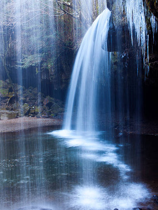 Mystical Nabegataki Falls: Japan’s Hidden Curtain-Style Waterfall 🌊✨