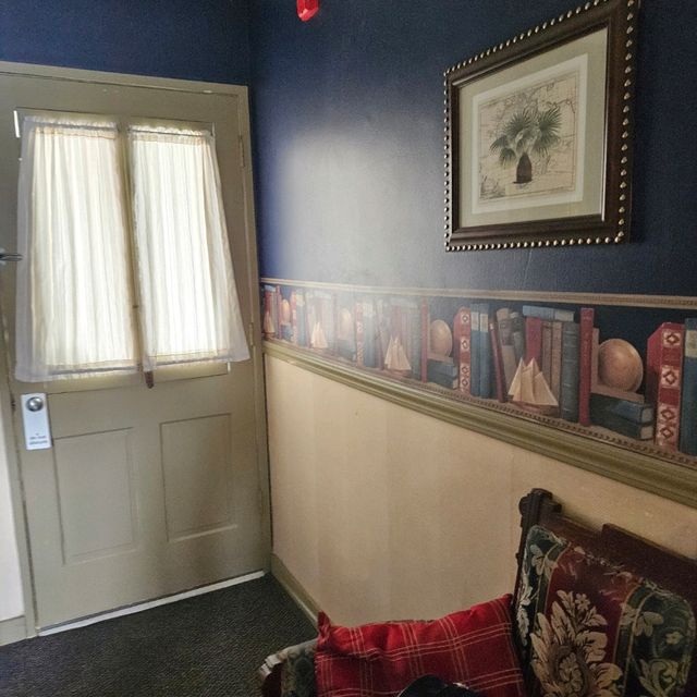 old timey quality hotel great food nearby