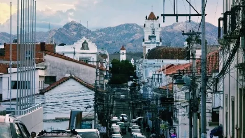 เดินเล่นไปตามถนนในเมืองซูเคร — กำแพงสีขาวและยามเย็นที่แสนผ่อนคลาย 🤍🚶‍♂️ — traveler post in ซูเกร