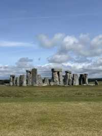 Discover Stonehenge: The Ancient Wonder of England 🏺🌿