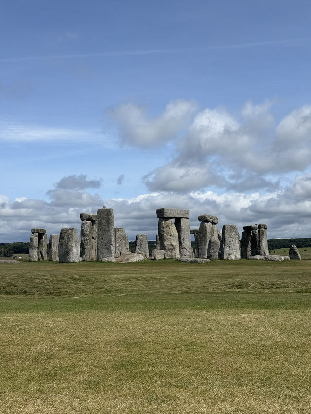 Discover Stonehenge: The Ancient Wonder of England 🏺🌿