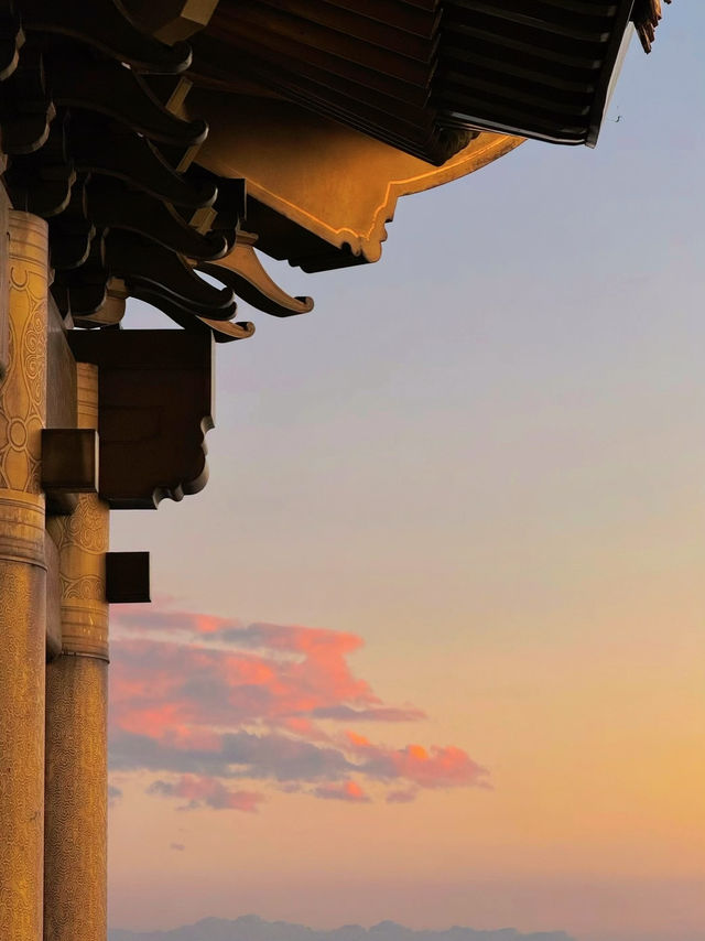 Emei Mountain: Where Temples Touch the Sky 