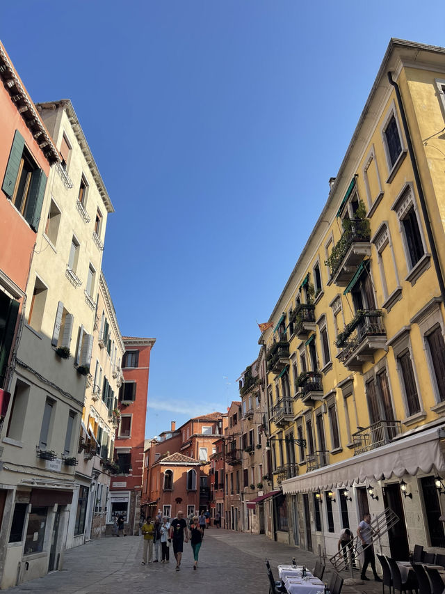🌈 Colorful Venice – Canals, Houses & Hidden Corners 🛶✨