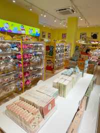 🌈在繽紛小鎮內的[蠟筆小新限定店]❣️ ［小新迷必去］