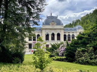 卡羅維發利（Karlovy Vary）是捷克共和國西部波希米亞地區的一座著名溫泉城市，位於德國邊境附