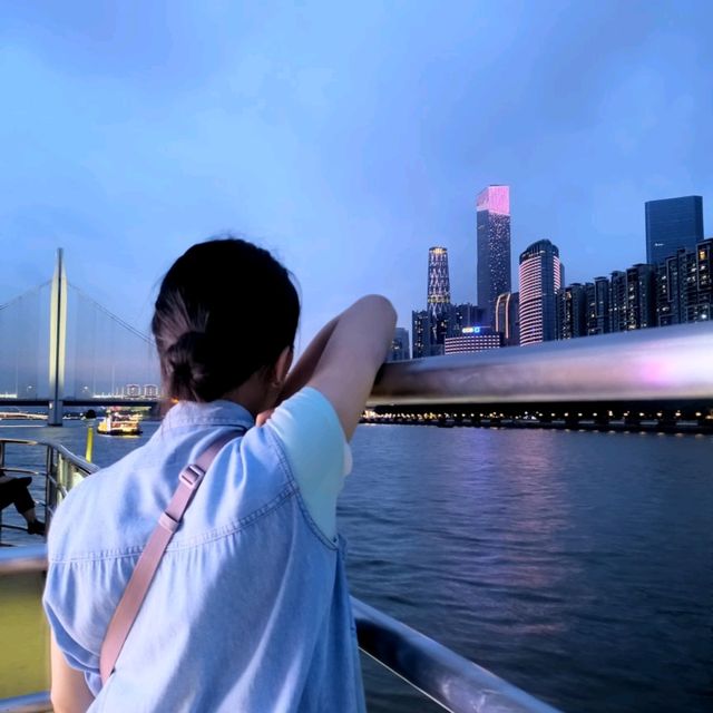 Beautiful Night River Cruise in Guangzhou 