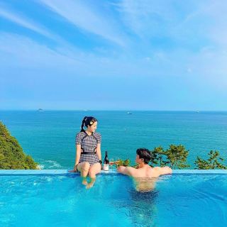 Explore the South Sea and stay at this amazing pool villa for a breathtaking view in Melbourne! 💙