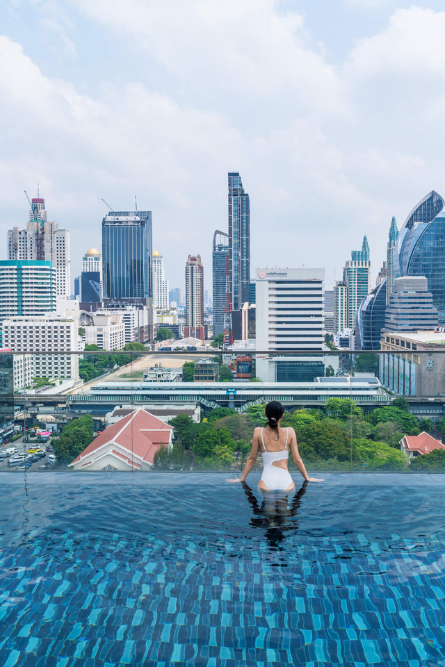 Bangkok's hotel rooftop panoramic swimming pool is amazing, isn't it? 🏊