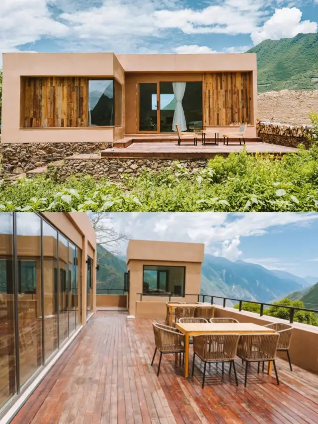 Move into the worry-free valley cabin in the cloud and lie on the bed to see the snow mountain