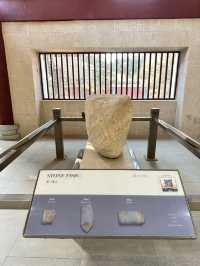 霍去病墓與衛青墓塚一牆之隔，一個萬人敬仰，一個荒草叢生