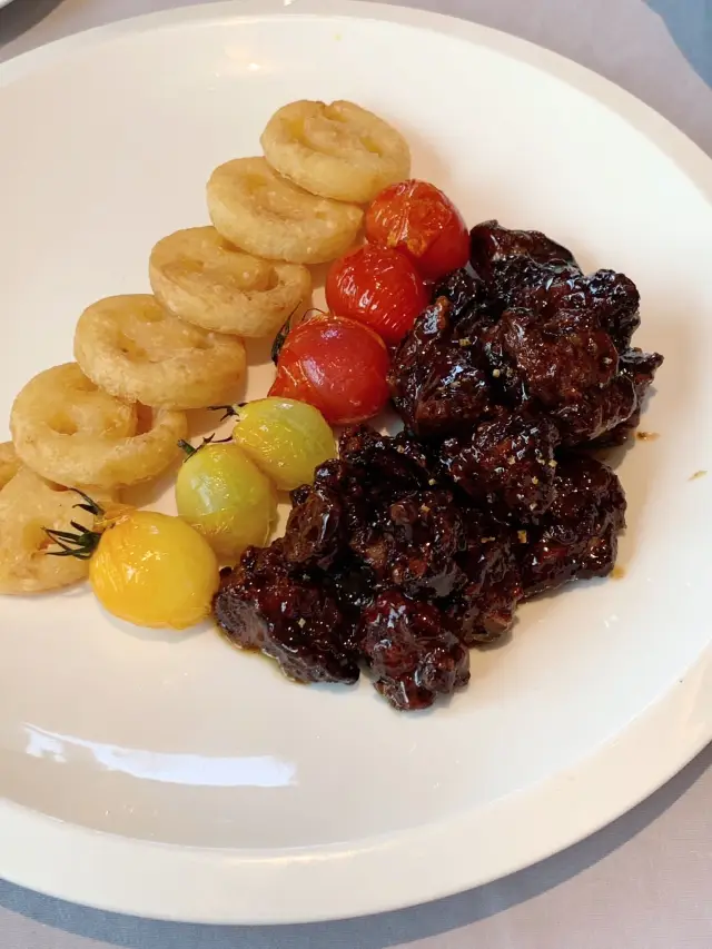 Pengpu New Village is a great place for authentic local food, especially at Luju