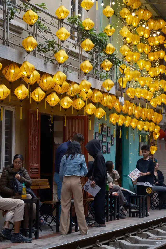 Students in Hanoi, Vietnam, are all coming to ask for Chinese character posters to worship Confucius