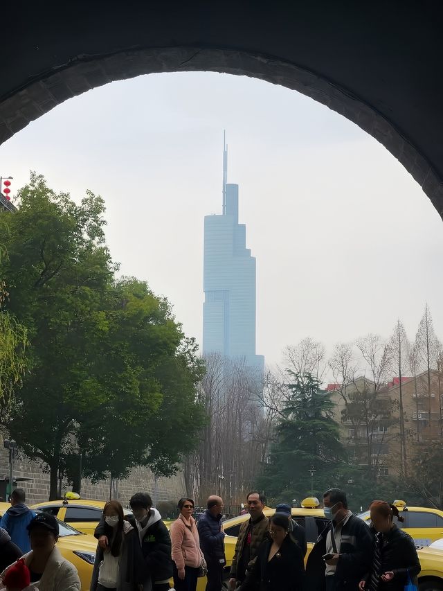 景是金陵景，城是南京城