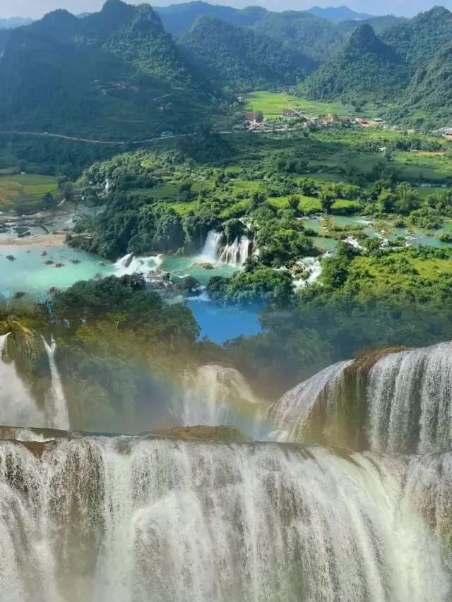 決めた、五一にはこの巨大な水墨画のような辺境の小さな町へ行く