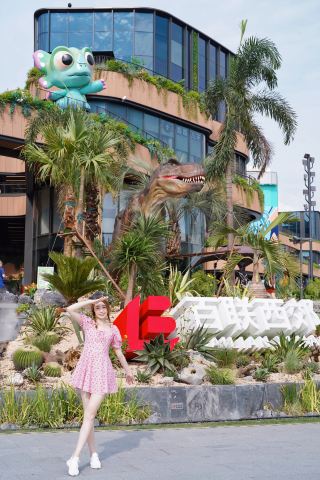 Shanghai residents have their own Jurassic Park!!