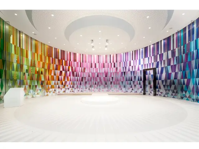 I finally figured it out after visiting the Shanghai Glass Museum