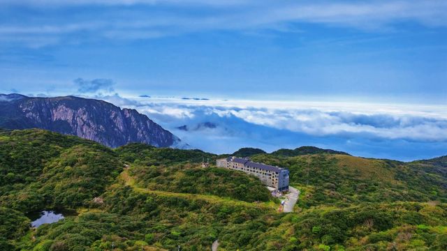 登上華南之巔貓兒山，邂逅世間浪漫。