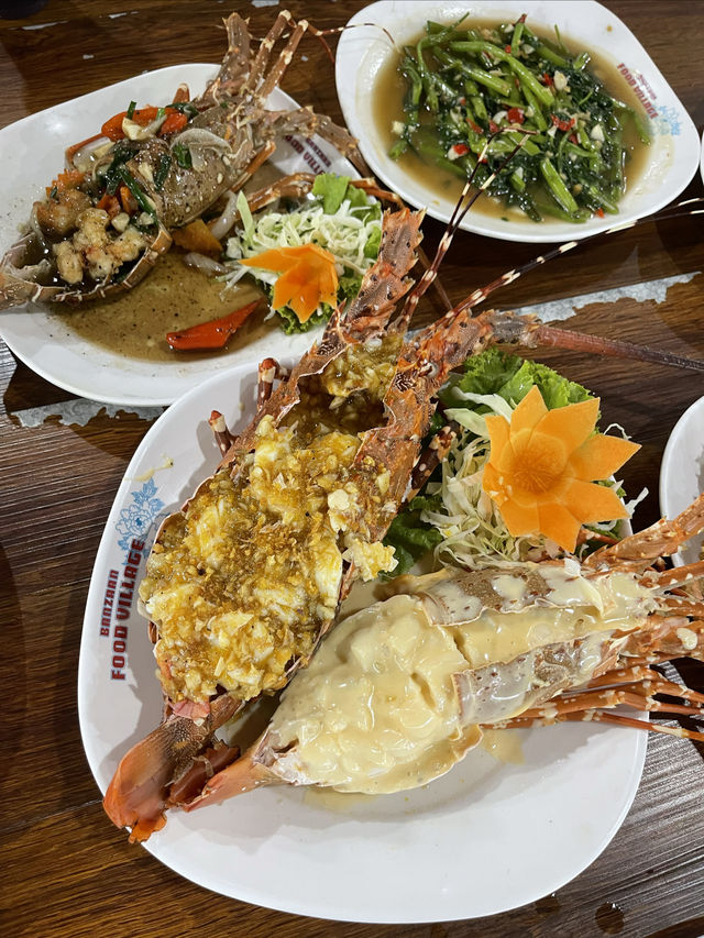 班赞海鲜市場位於普吉島芭東海灘附近的江西冷購物中心出口處對面。市場佔地面積不太大,分為上下兩層。