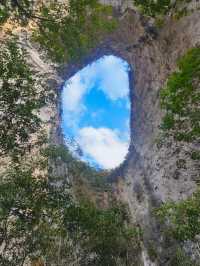 獨山雙虹洞坐落於貴州省獨山縣上司鎮下江，
