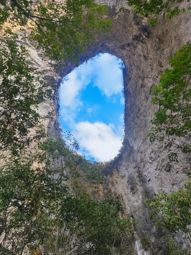 獨山雙虹洞坐落於貴州省獨山縣上司鎮下江，