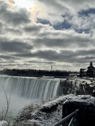Let's visit the frozen Niagara Falls this winter!