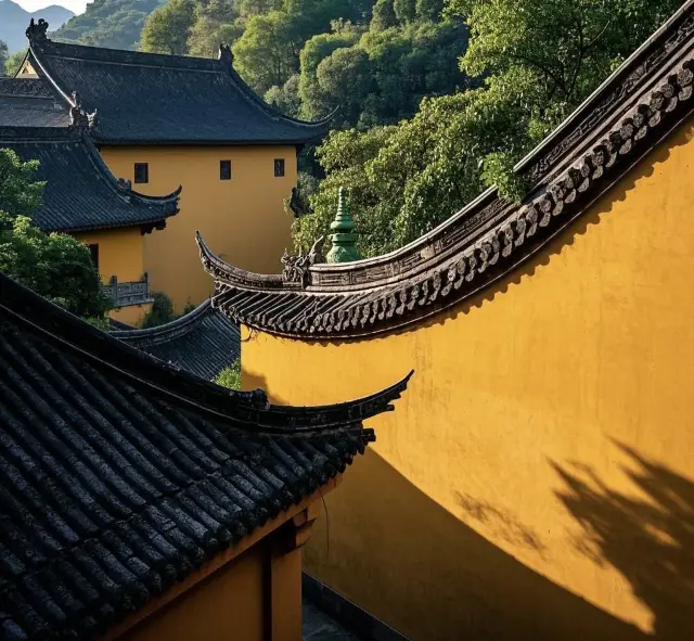 Su Causeway Spring Dawn: Cycling into a Watercolor Jiangnan