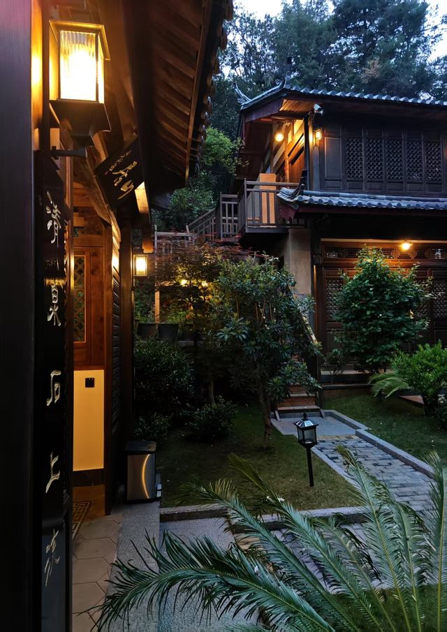 住進詩畫裡，枕夢入星河