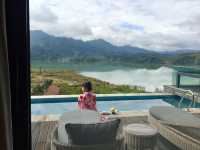 集山、湖、優秀人文建築於一體嘅高級酒店！