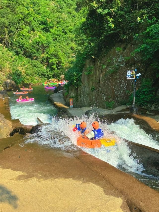 🔥 夏日必玩！清遠黃騰峽漂流，心跳加速的濕身挑戰！😎💦