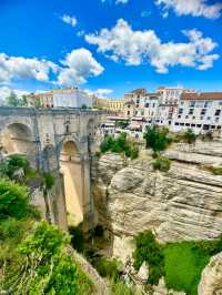龍達（Ronda），呢座建喺懸崖上嘅白色小鎮