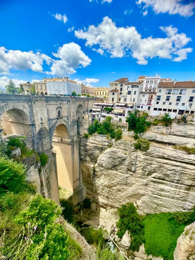 龍達（Ronda），呢座建喺懸崖上嘅白色小鎮
