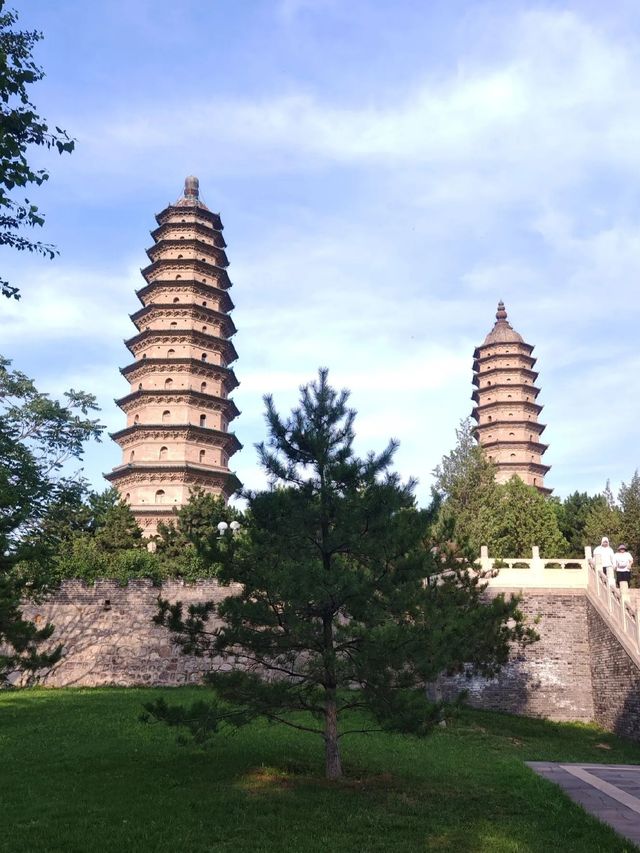 太原地標，古塔與牡丹的絕美邂逅