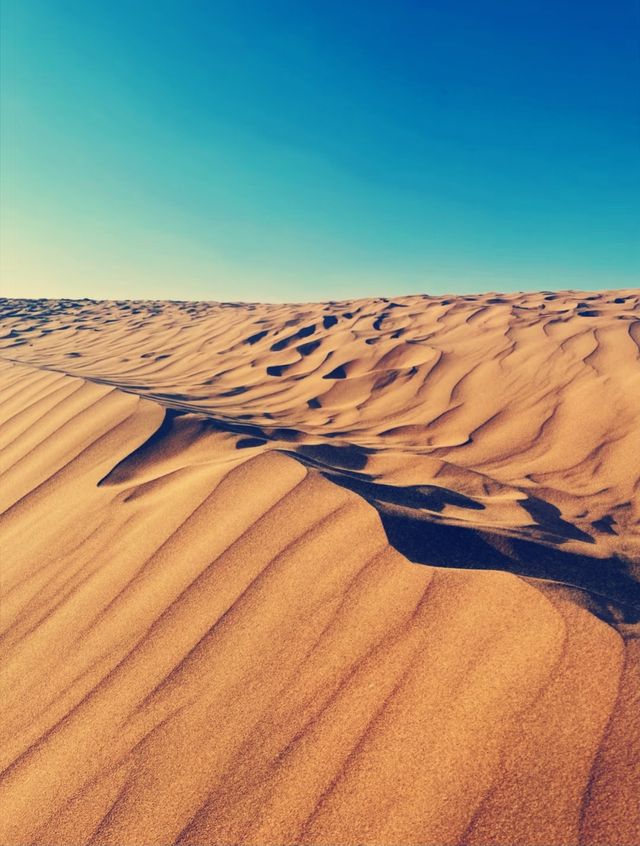 響沙灣一邊游泳一邊看沙海，魔幻到不行 