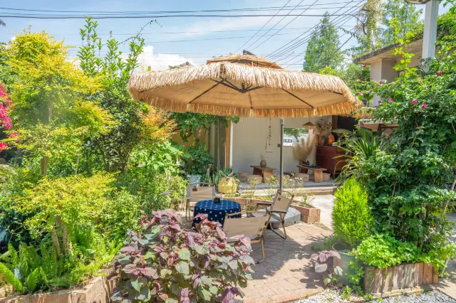 Stay in a garden courtyard by Erhai Lake, with free tie-dyeing and tea tasting!